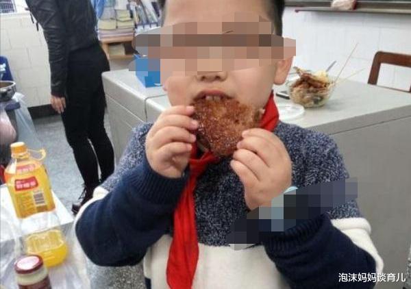 「」四年级班任在家长群发出一条消息后，惹家长“炸锅”，校长：开除