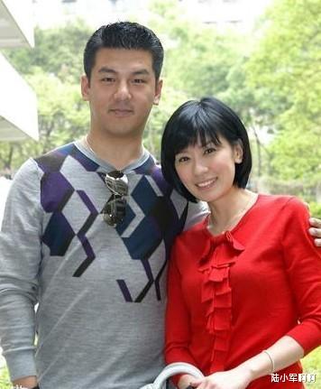 贾静雯|她有3个孩子，赔前夫2600万，如今再嫁小9岁丈夫被宠成孩子