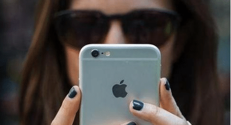 |美国人拿出手机，突然发现无法拍照，这到底发生了什么？