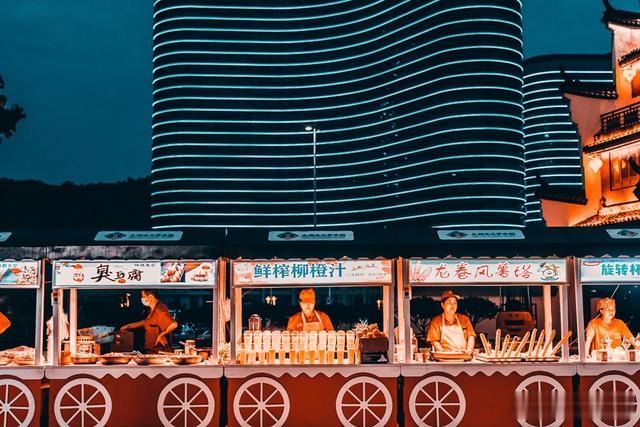 「古镇」投资50亿在太湖建人造古镇，黑夜美过白天，不要门票游客人山人海