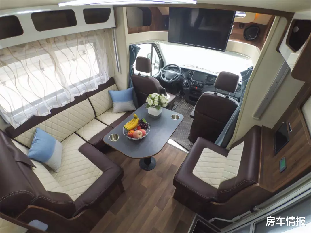 「铝合金」采用全铝车身的房车见过吗？车高不到3米全家都能玩，性价比挺高