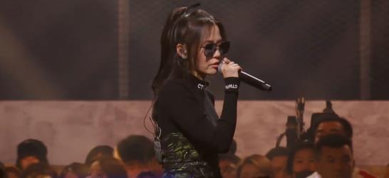 张靓颖|张靓颖公演忘词，自责落泪很内疚，自揭伤疤的歌词太勇敢