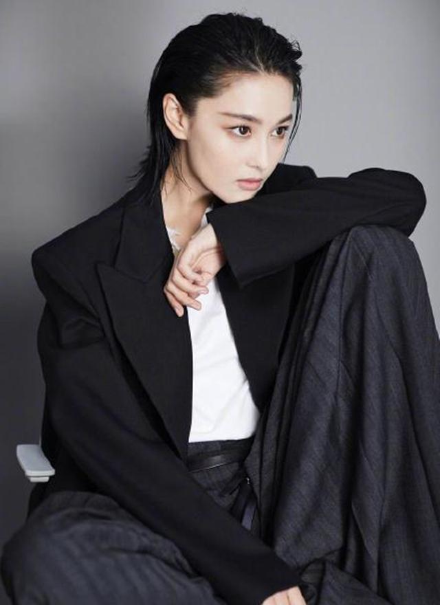 张馨予|“军嫂”张馨予这次真的美翻了，一身军装配短发英姿飒爽