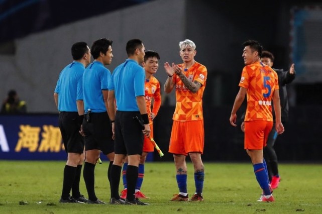山东鲁能|火爆！曝鲁能球员赛后闯入VAR工作间！就两次争议判罚，向马宁讨说法
