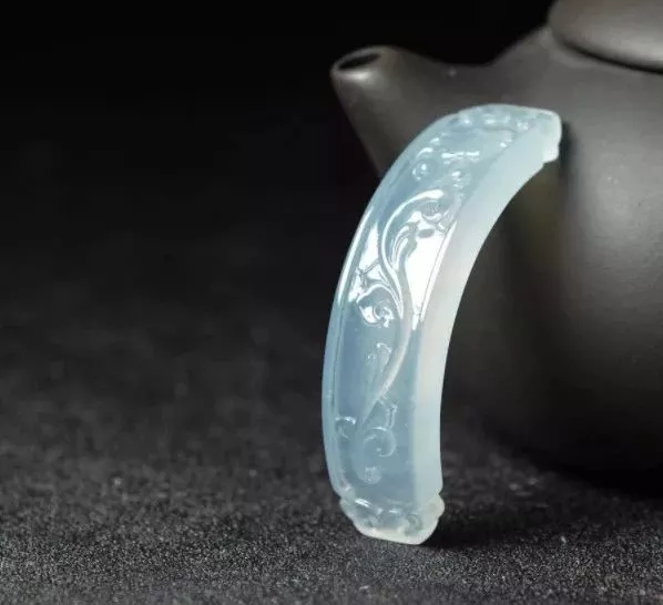 「翡翠」戴起来最舒服的腕饰是它！不是手镯，更不是手串，猜到了吗？