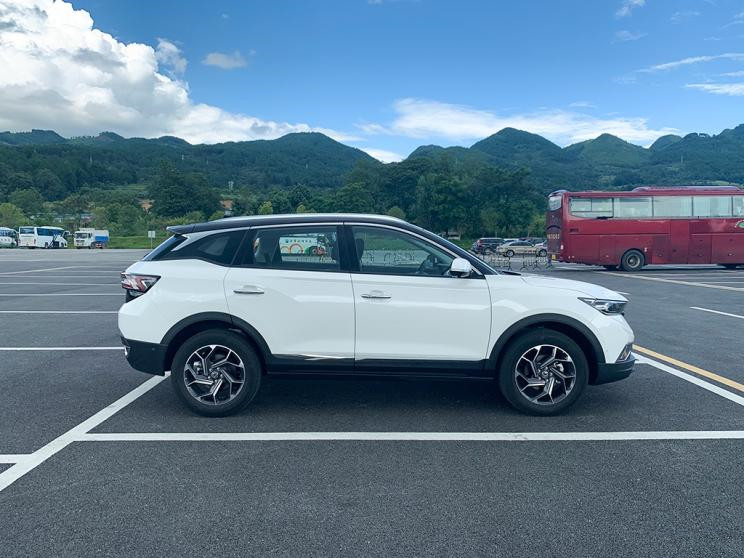 『风神AX7』国产SUV王者，沃德十佳引擎配爱信6AT，车长4645mm，8.98万起售