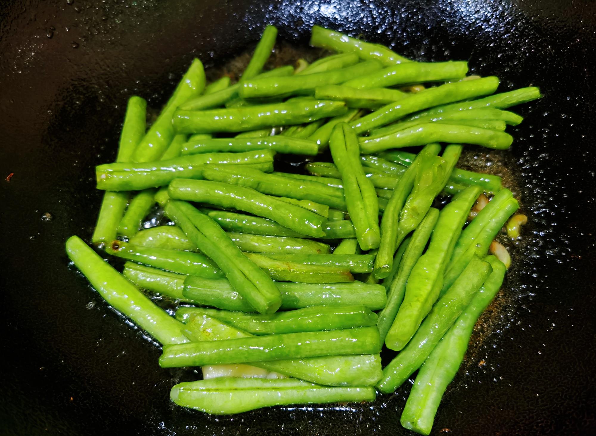 []炒豆角时，万万不要直接下锅！少了这1步，难怪豆角发黄还不入味