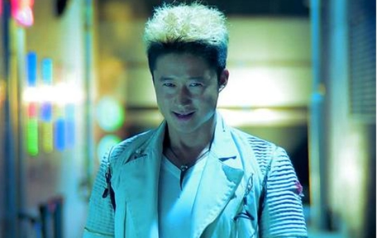 『吴京』他曾比吴京还要红，成名时抛弃妻女另娶新欢，如今沦落到跑龙套！