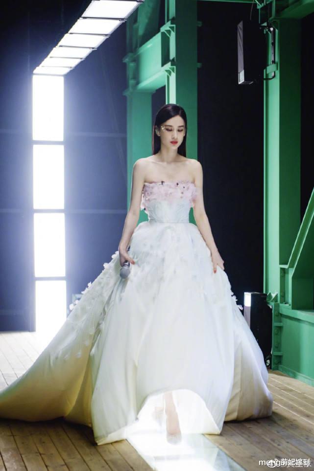 【黄圣依】大型炫富现场！张雨绮一万多连衣裙不算啥，黄圣依才“壕无人性”