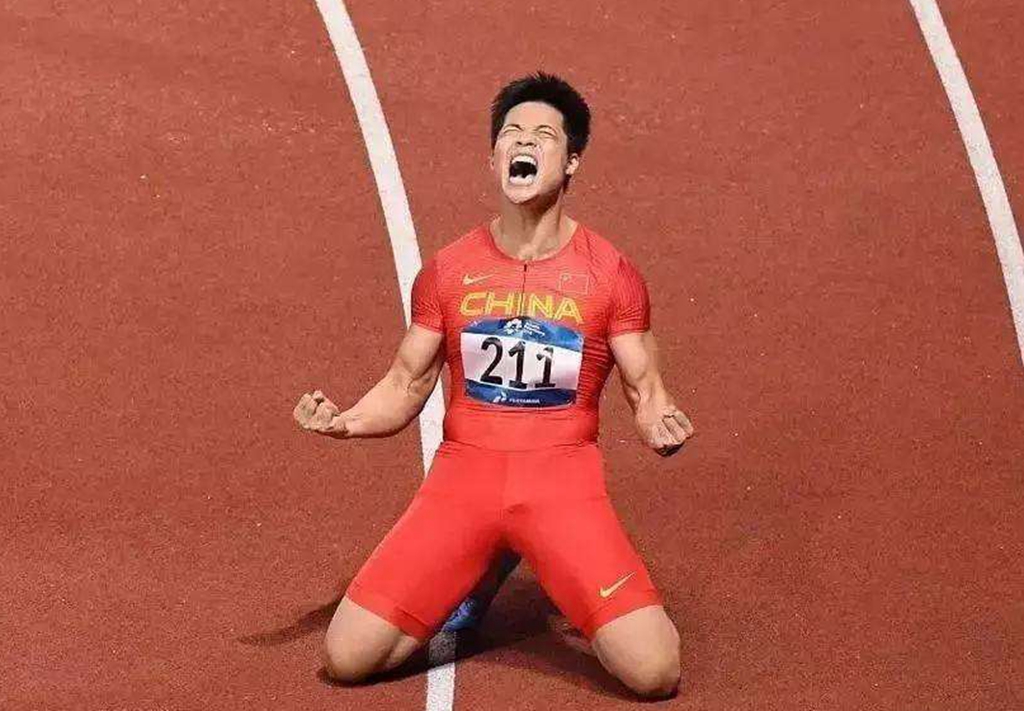 「谢震业」19岁小将复制谢震业足迹!起跑慢0.2秒仍能夺魁,1年时间进步很快