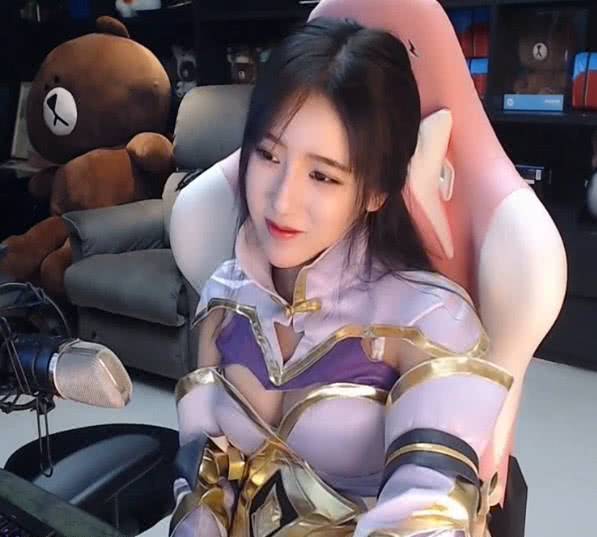 呆妹儿▲呆妹直播因尺度大被封！水友老规矩，截完图后嘲讽：又想蹭热度