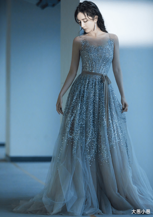 杨幂■还不懂杨幂为何一直黑发？看她染起红发后，一般人做不到