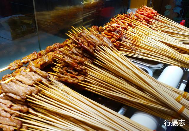 行摄志|长沙街头的“网红”烧烤，白菜价10元30串，还有个难忘的名字