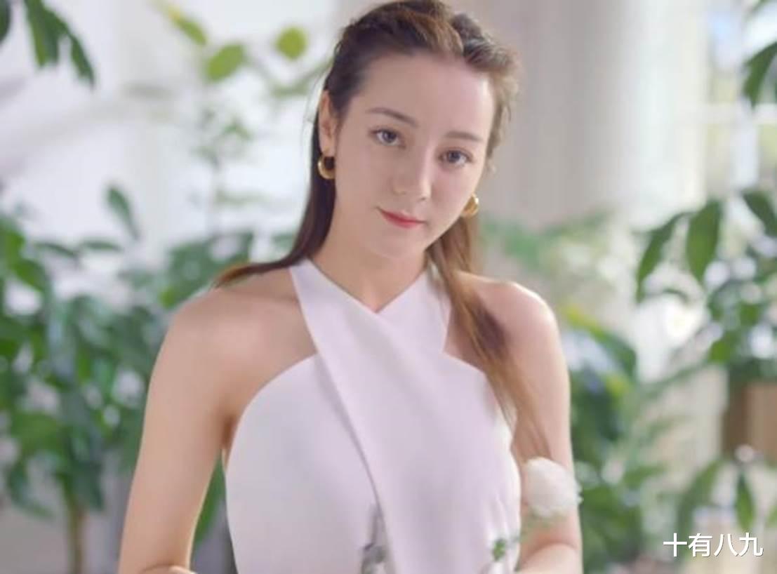 赵丽颖|迪丽热巴撞衫赵丽颖快乐大本营造型，这次明显蚂蚁腰更胜一筹