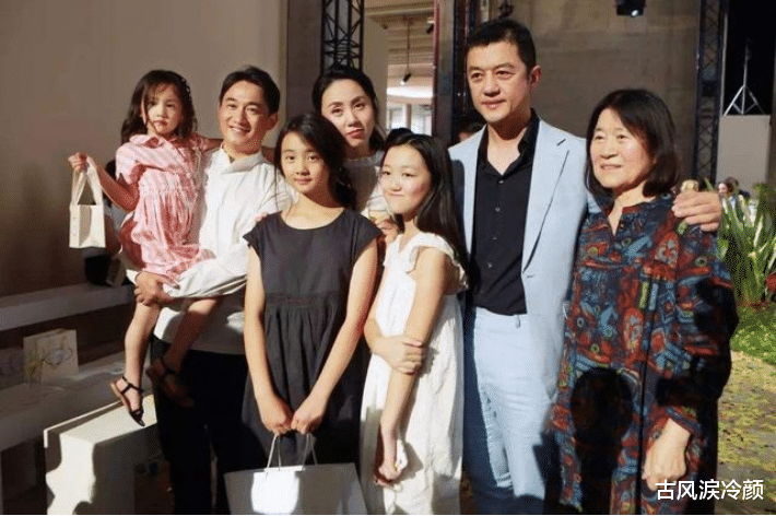 李嫣|李亚鹏父女晒跑步照，14岁李嫣“兔唇”已基本矫正，但笑容仍有点怪
