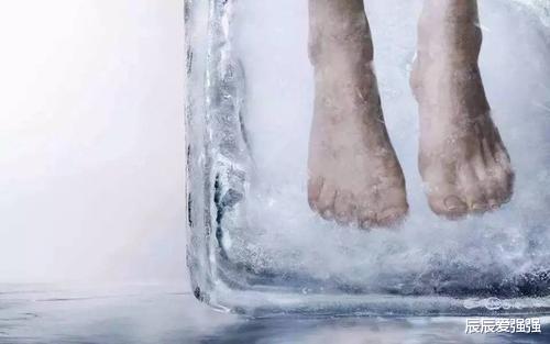 虫洞：穿越到未来的4种方法！霍金虽然认同穿越可行，但警告不要回过去