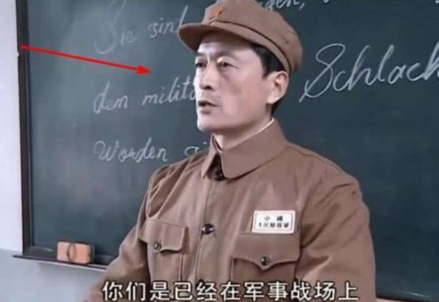 亮剑|亮剑：常乃超在黑板写字，老版写了真正的俄语，新版写的是啥？