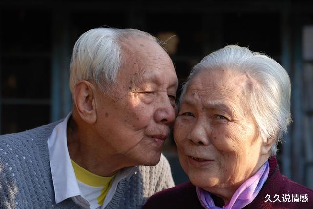 72歲老人含淚哭訴：我退休金5000，卻選擇再婚做免費保姆-圖3