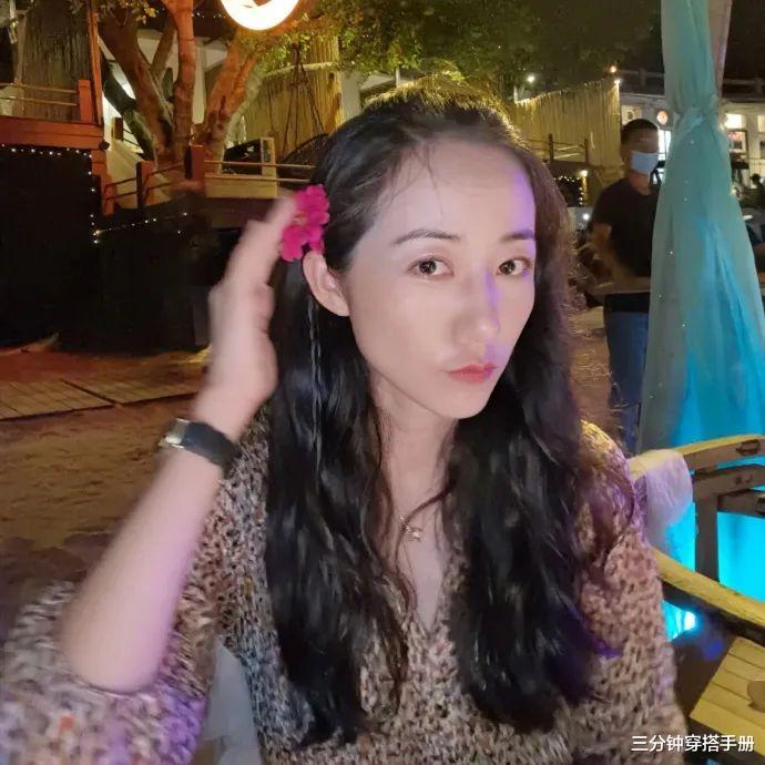 发型|韩雪这是美回18岁了吗？扎个小辫站花丛中，看着跟个仙女似的