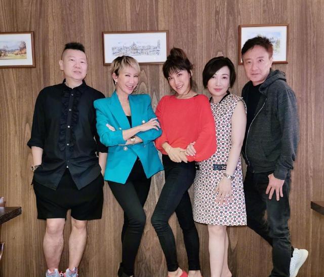 西装 剪短发的李玟穿衣风格都变了，蓝西装+小黑裤知性优雅像变了个人！