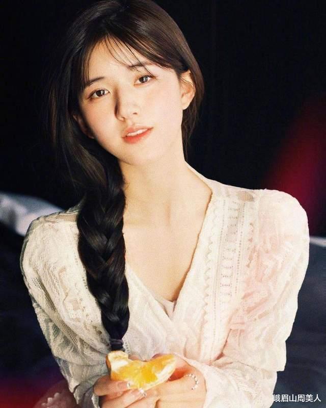 胡兵|丸子头已经不流行了，今年这几种发型是真火，简单大方显脸小