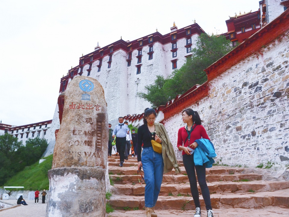 布达拉宫|举世闻名的布达拉宫内殿值得看吗?网友:不去后悔,去了更后悔!