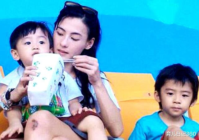 张柏芝|张柏芝第3个儿子曝光，高颜值超两位哥哥，网友：模样太熟悉了