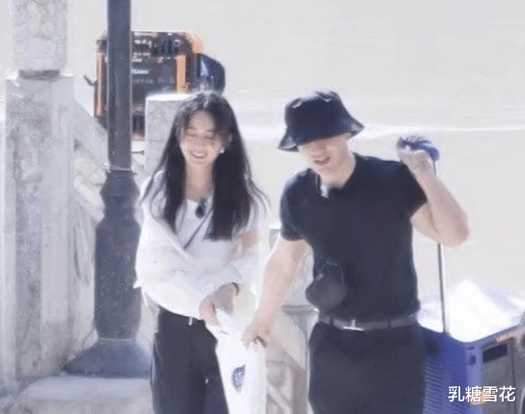 黄晓明|黄晓明偏心有多明显？录节目全程护着赵丽颖，把其他女嘉宾当成空气
