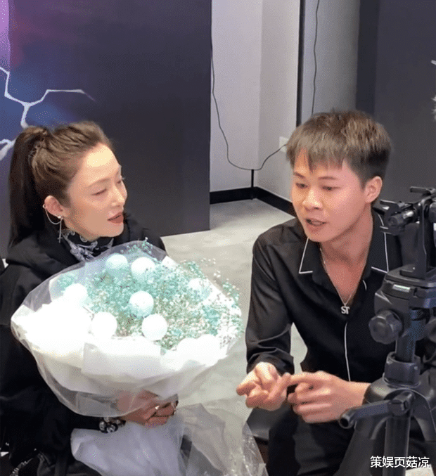 张敏|56岁张敏现身网红直播间，面部变化太大疑整容，拍电影损失千万