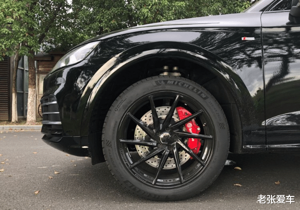 奥迪Q5|连跌8.14万，这SUV被捧红了，上个月卖出18011辆，迷倒一片