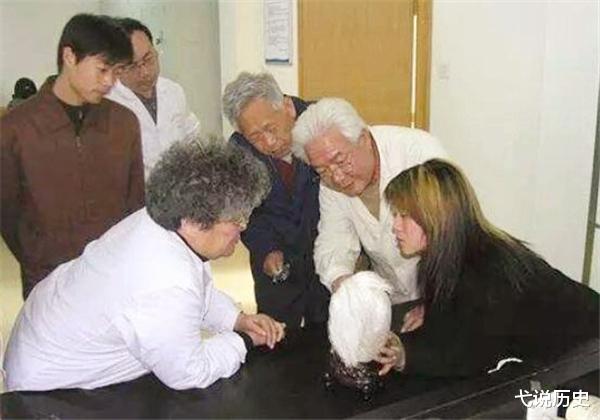 |老农捡到一块奇石，上面不停长白头发，专家赶来：快封锁这个村子