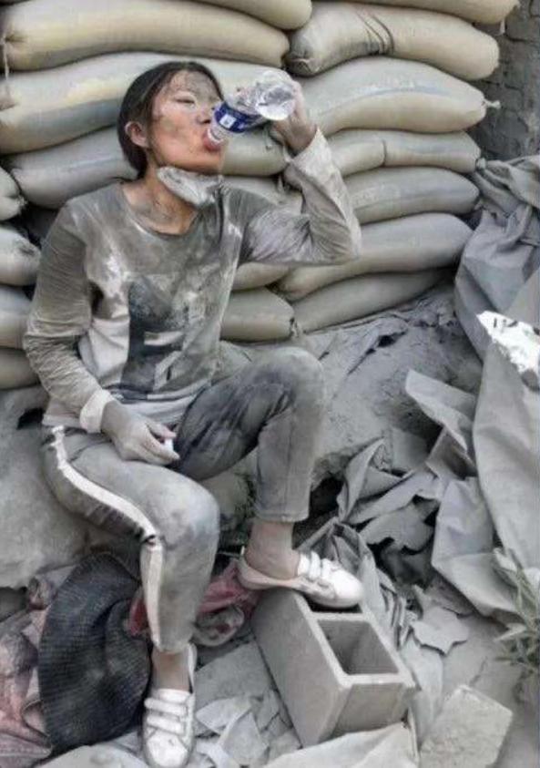 墨语笙歌|通过卖惨走红的“水泥妹”,现实开豪车住洋房,后来过得如何?