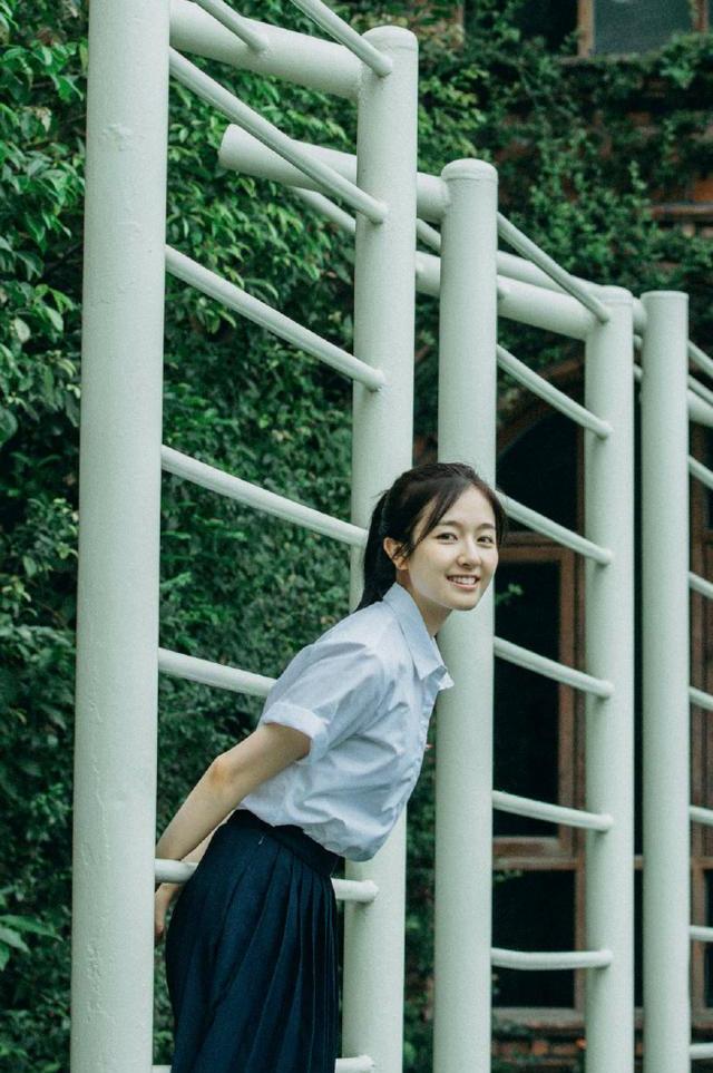 李兰迪|李兰迪开始走“女团”路线？瘦身后美过“初恋”，穿衣偏爱清新范