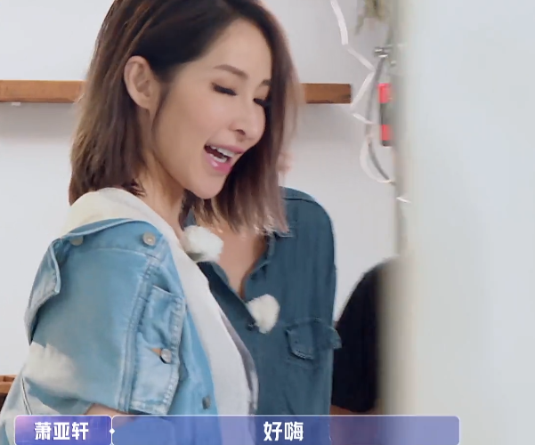 萧亚轩|黄皓在车里与萧亚轩亲昵，谁注意他的手在干啥？摄影师忍不住手抖