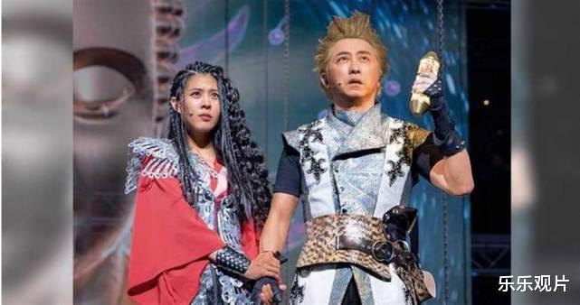 『庾澄庆』58岁庾澄庆陪娇妻逛街，扮猴脸逗妻子开心，坦言生活很有平稳感