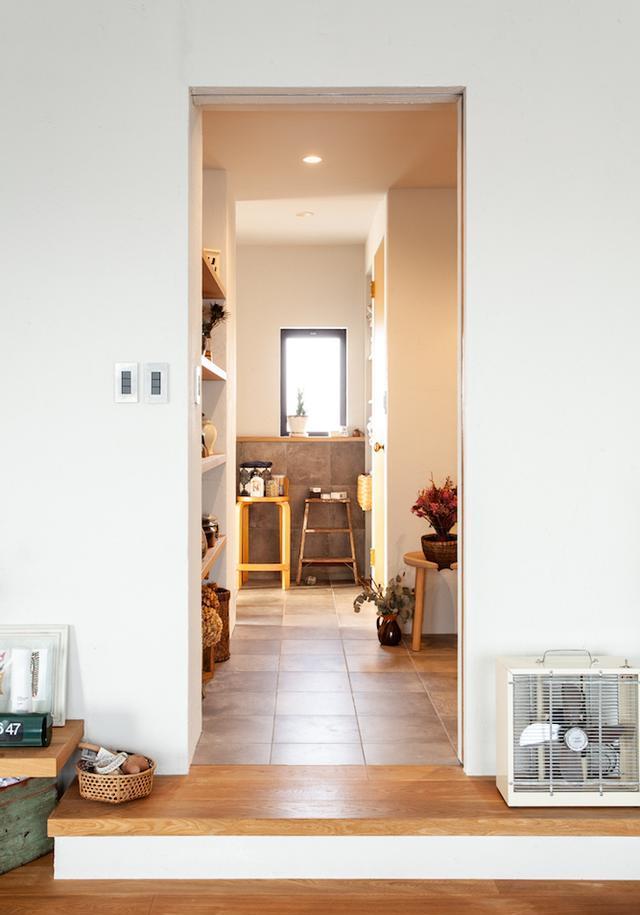 『』晒晒这对日本夫妻的家，4层隔板挂墙当鞋架，摆100双鞋绰绰有余！