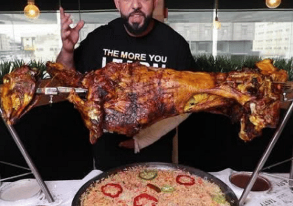 「烤全羊」他才是“世界第一大胃王”，一次性吃掉一整头44斤烤全羊，如今成了这样