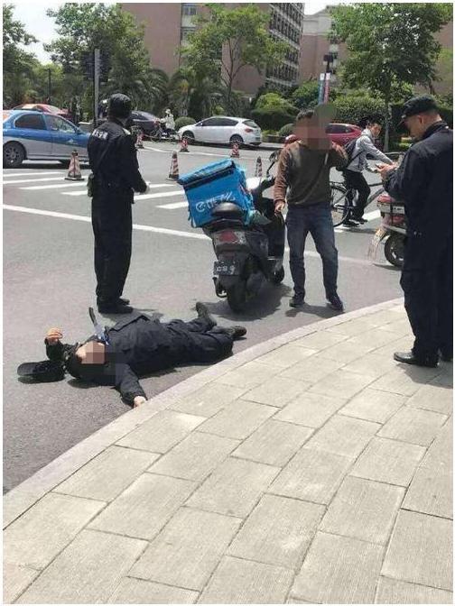 亚洲播报一姐 湖北仙桃外卖员凌晨送餐，被保安用棍重击后脑致死，警方仍在调查