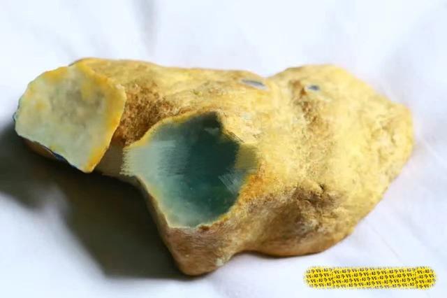 [翡翠]开料翡翠小课堂：玻璃种翡翠原石有什么表现？