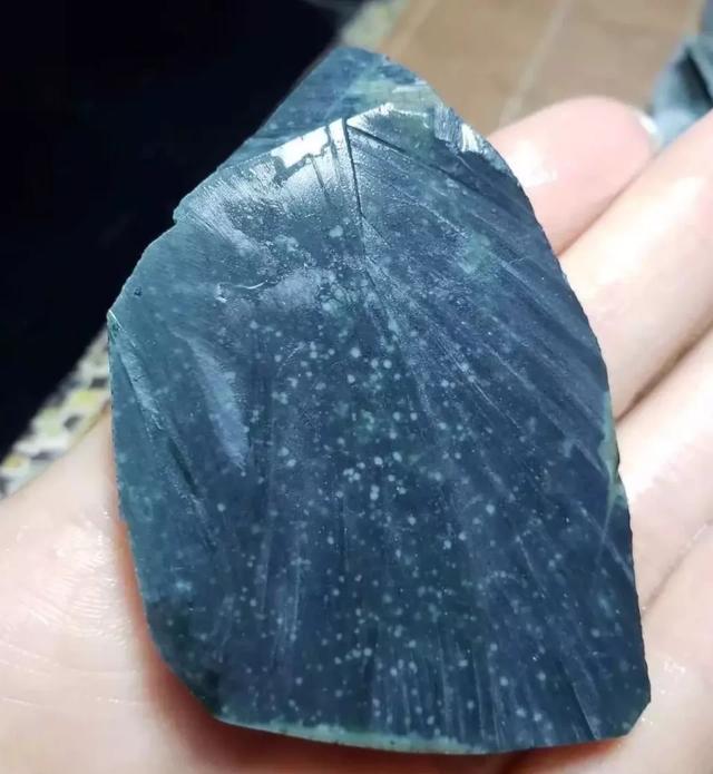 翡翠|幽深墨翠，点点雪花，小伙9000拿下的翡翠原石，成品夺人眼球