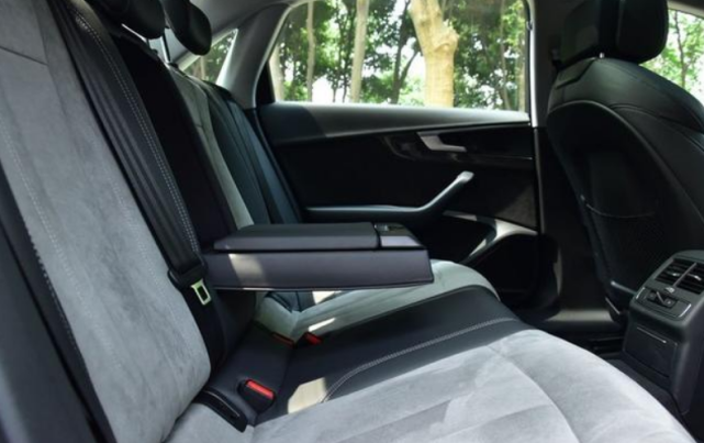 「奥迪A4L」新一代奥迪A4L真香!金属灰显运动豪华,网友:开它比奔驰还帅