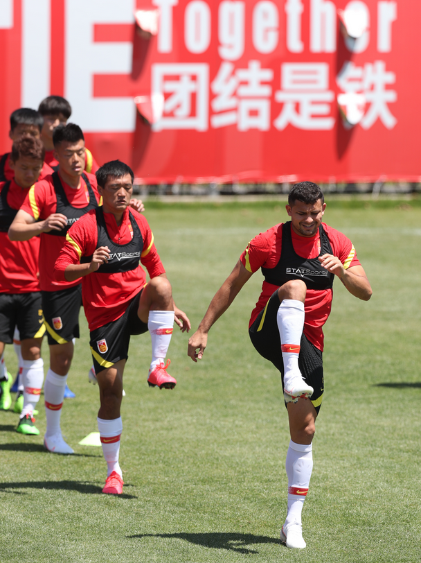 「国足」意外？李铁调整国足首发，鲁能主力力压中超最佳，队长却坐替补席