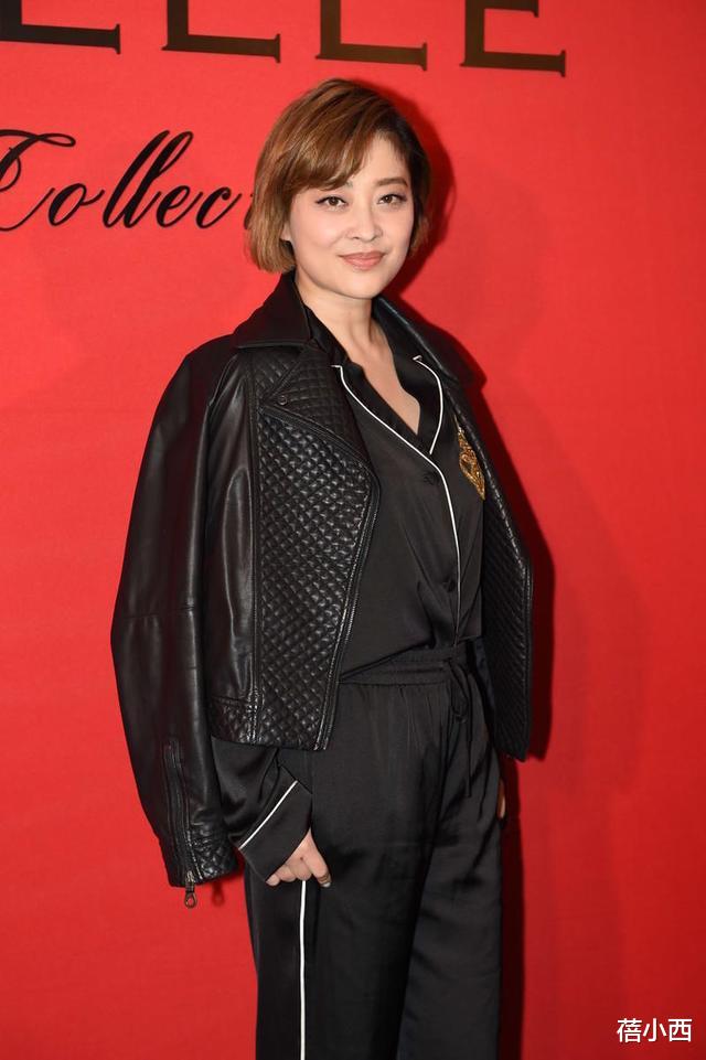 [衬衫]梅婷也玩起了时尚造型，穿睡衣风衬衫配阔腿裤，剪了短发更洋气