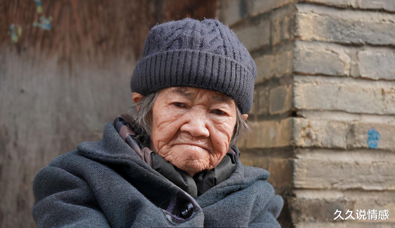 82歲獨居奶奶哭訴：老伴離世後沒再婚，是我這輩子最後悔的事-圖3