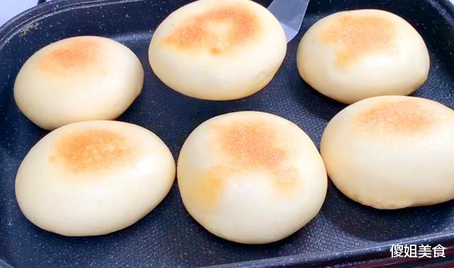 「蛋糕」春天，面粉别再蒸馒头了，试试这做法，暄软又劲道，太好吃了