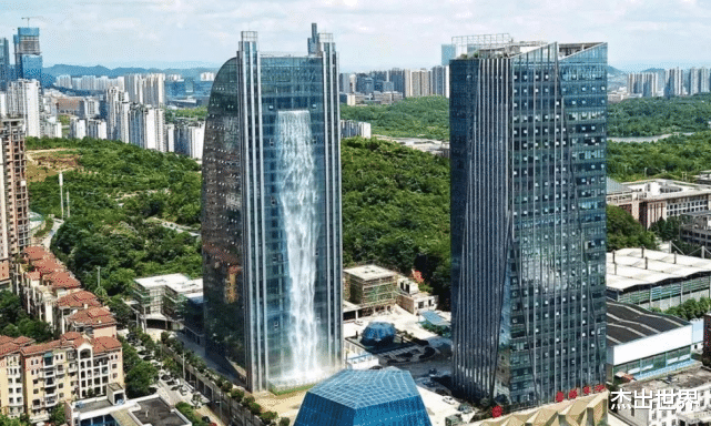 「贵阳」贵州一栋瀑布大厦，瀑布挂在121米的高楼外，形成一个壮观的景象