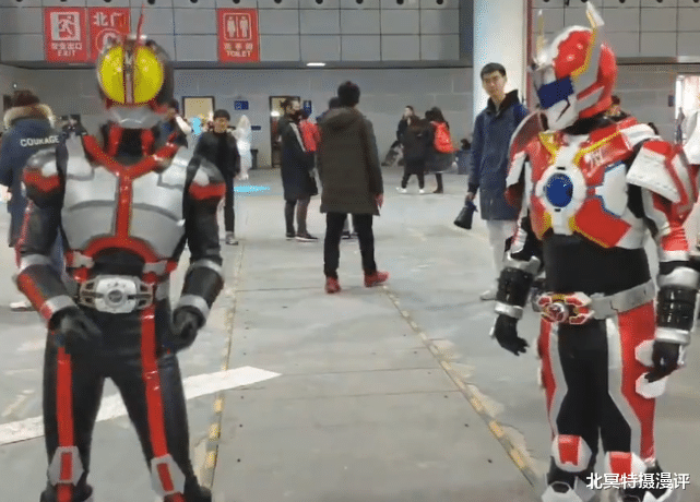 【漫展】当假面骑士和铠甲勇士漫展相遇，帝皇侠瞩目，帝骑和刑天玩嗨了！