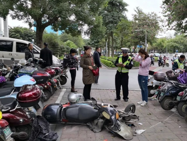 『电动车』6。1电动车已执行“一取消两不可”，车主叫苦连天：让人咋接娃？