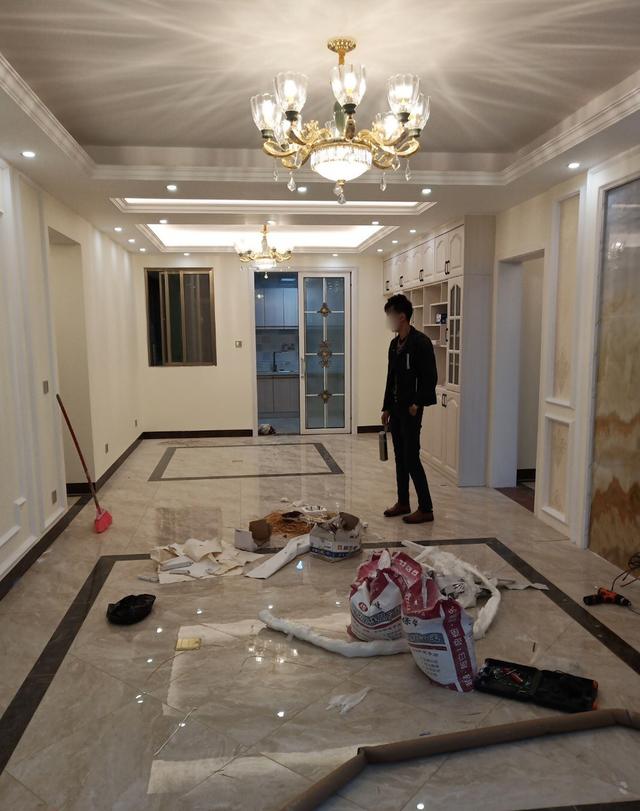 |婆婆不顾反对请亲戚装修，没想到把家装修了这么多柜子，太实用了
