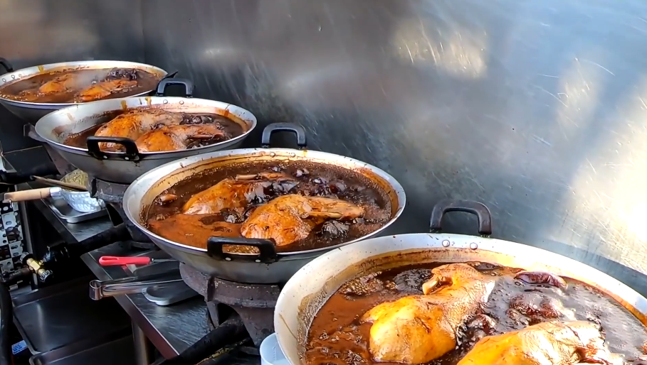 烤鸭|大叔路边卖“家传”小吃，20元一只，出摊抢空，每晚能卖800只